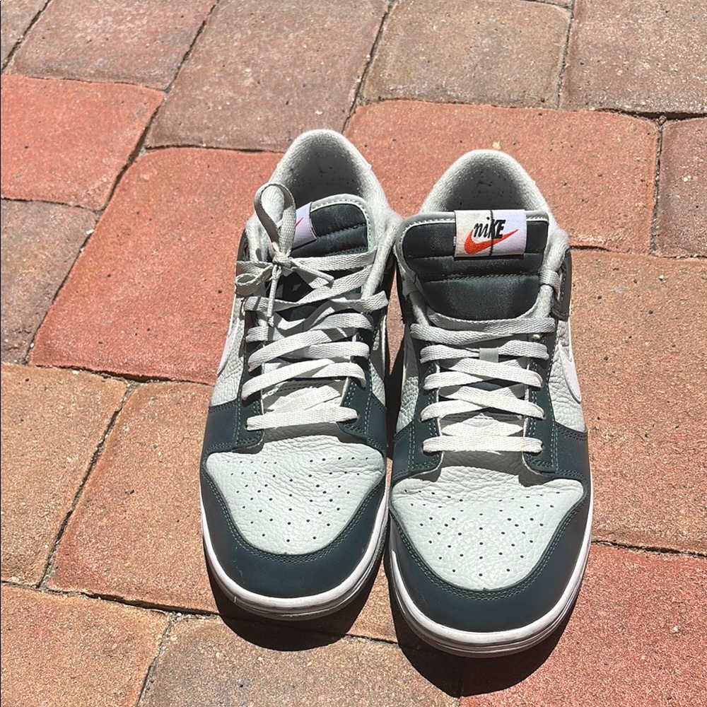 Nike Men's Dark Green and Light Gray Sneakers